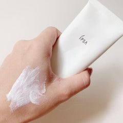 Use once or twice a week on cleansed, dried skin.
Take an appropriate amount (about half of your face, 4 cm) on your fingertips and massage in a spiral motion, avoiding the areas around your eyes and mouth.
For greater transparency, leave on for about 5 minutes.
After that, rinse off to dissolve the clay, carefully rinsing around your nostrils.
Avoid using on two consecutive days.