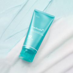 Using foam cleanser to remove oil dirt and impurities for clearer skin