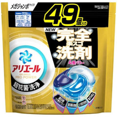 A package of Ariel laundry detergent pods with a yellow border and Japanese text.