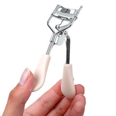 Action/Close-up Shot: Beginner using UUYP L-B005 eyelash curler to achieve a sunflower lash lift effect