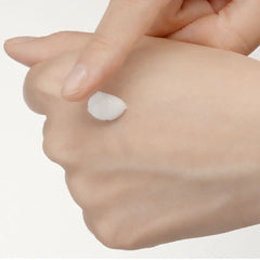 Innisfree Perfumed Hand Cream 01 White Shirts 30ml tube- Hand applying a small amount of cream to the wrist. 